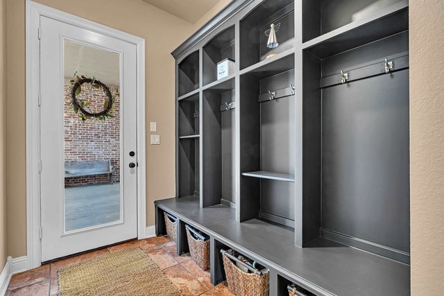 135 Wendy Acres Ave, Longview, TX 75602