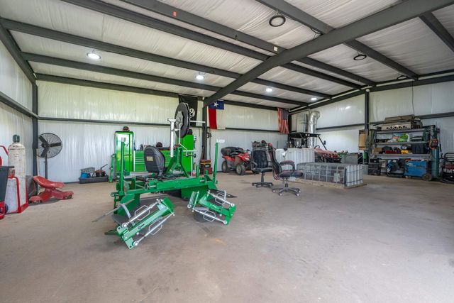 135 Wendy Acres Ave, Longview, TX 75602