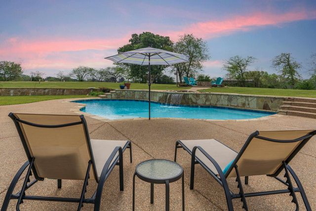 135 Wendy Acres Ave, Longview, TX 75602