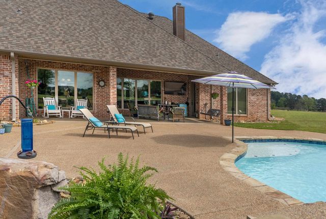 135 Wendy Acres Ave, Longview, TX 75602