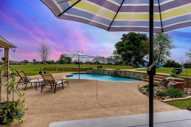 135 Wendy Acres Ave, Longview, TX 75602