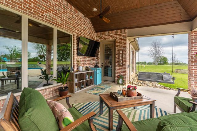 135 Wendy Acres Ave, Longview, TX 75602