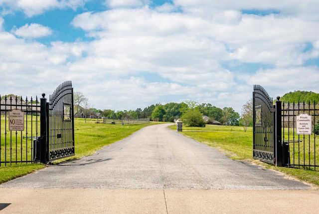 135 Wendy Acres Ave, Longview, TX 75602