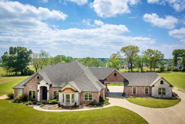 135 Wendy Acres Ave, Longview, TX 75602