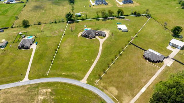 135 Wendy Acres Ave, Longview, TX 75602