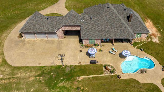 135 Wendy Acres Ave, Longview, TX 75602