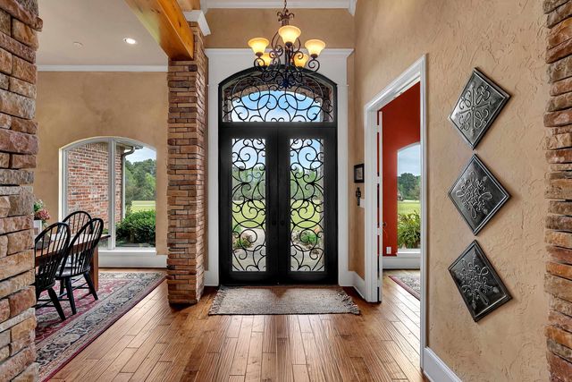 135 Wendy Acres Ave, Longview, TX 75602