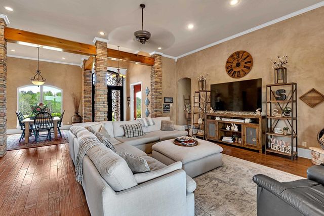 135 Wendy Acres Ave, Longview, TX 75602