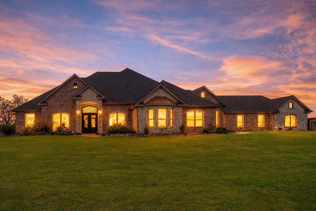 135 Wendy Acres Ave, Longview, TX 75602