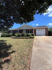 869 Crystal Springs Drive, Lincolnton, NC 28092