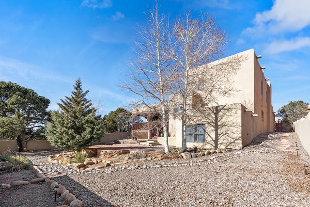 2925 Pueblo Tsankawi, Santa Fe, NM 87057