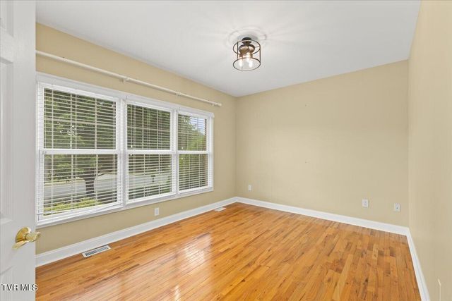 1128 Waterbrooke Lane, Johnson City, TN 37604