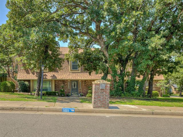 1601 N Mistletoe Lane, Edmond, OK 73034
