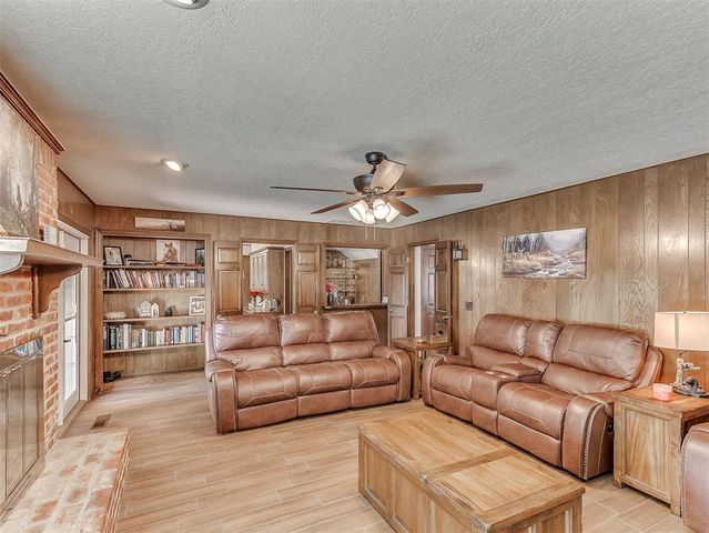 1601 N Mistletoe Lane, Edmond, OK 73034