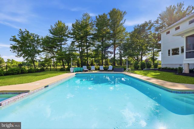 1088 HIGHLAND RD, Newtown, PA 18940