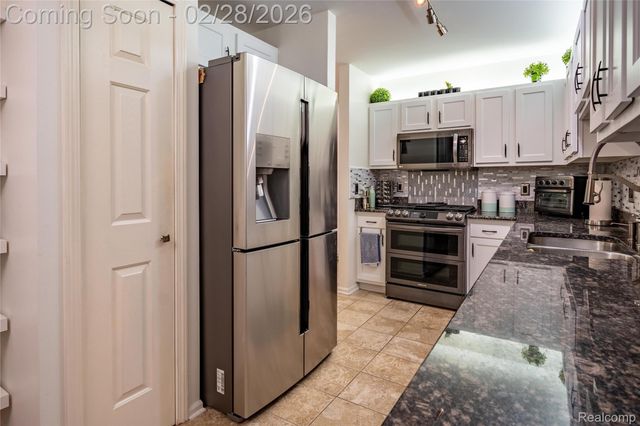 5568 Seabreeze Lane, Sterling Heights, MI 48310