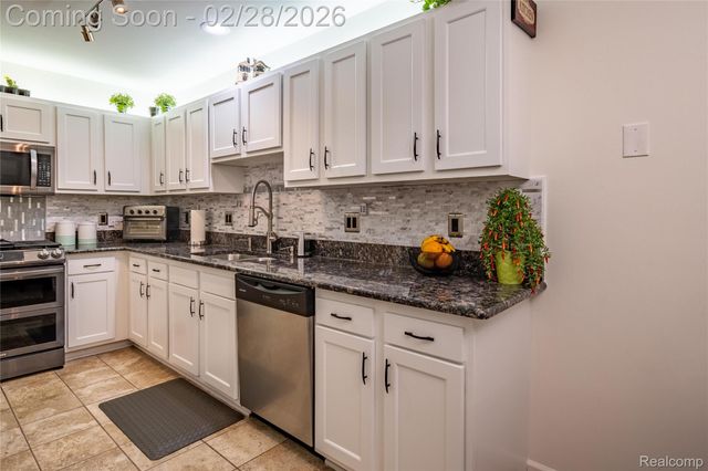 5568 Seabreeze Lane, Sterling Heights, MI 48310