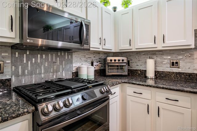 5568 Seabreeze Lane, Sterling Heights, MI 48310