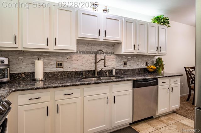 5568 Seabreeze Lane, Sterling Heights, MI 48310