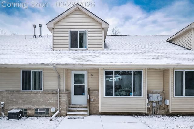 5568 Seabreeze Lane, Sterling Heights, MI 48310