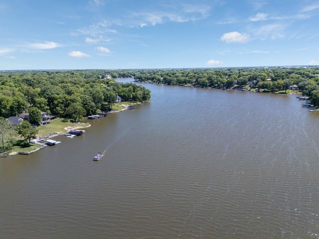 407 Holiday Drive, Lake Holiday, IL 60552