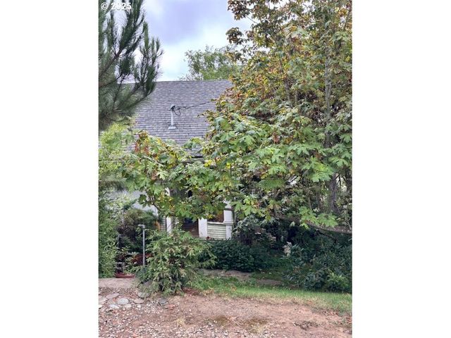 1218 Ne KLAMATH Ave, Roseburg, OR 97470