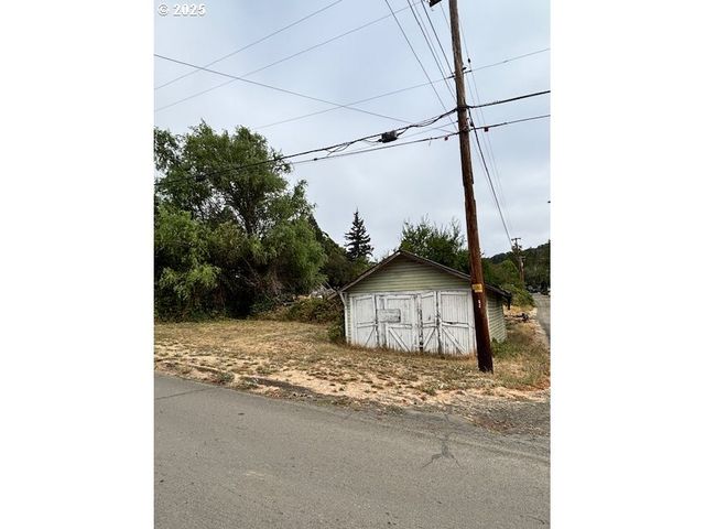 1218 Ne KLAMATH Ave, Roseburg, OR 97470