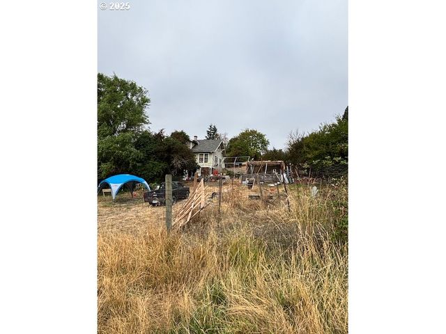 1218 Ne KLAMATH Ave, Roseburg, OR 97470