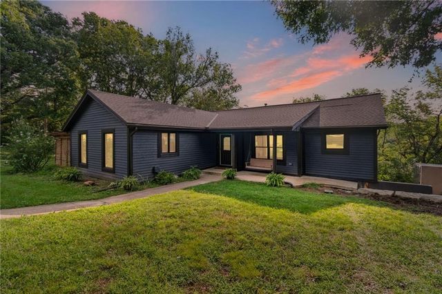 9051 HILLVIEW Drive, De Soto, KS 66018