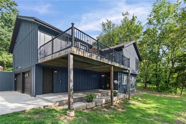 9051 HILLVIEW Drive, De Soto, KS 66018