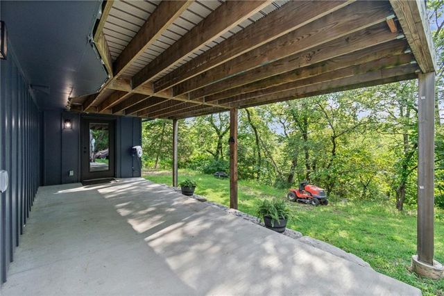 9051 HILLVIEW Drive, De Soto, KS 66018