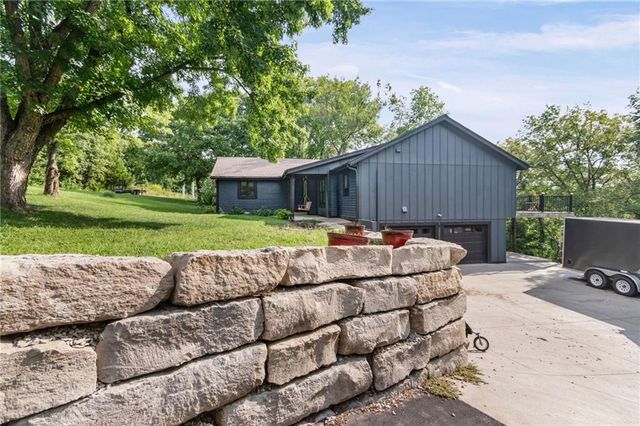 9051 HILLVIEW Drive, De Soto, KS 66018