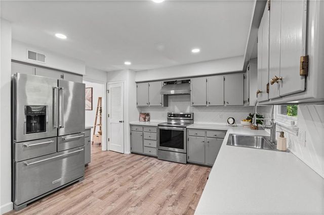 9051 HILLVIEW Drive, De Soto, KS 66018
