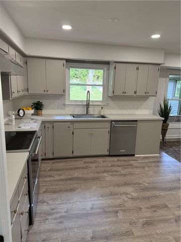 9051 HILLVIEW Drive, De Soto, KS 66018