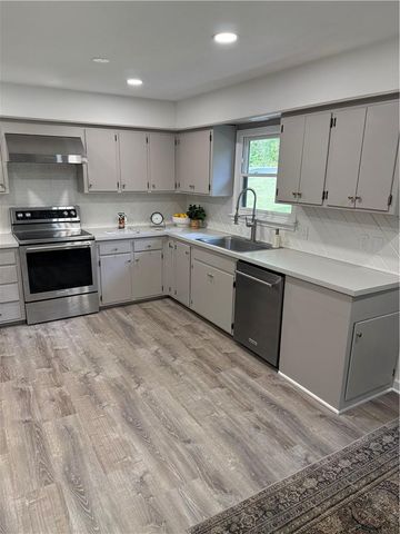 9051 HILLVIEW Drive, De Soto, KS 66018