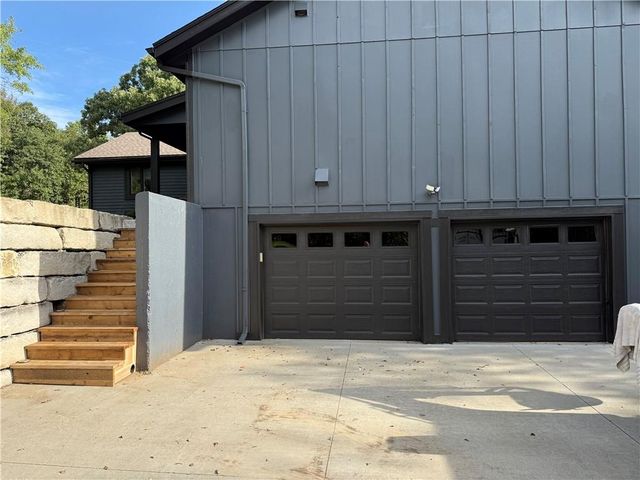 9051 HILLVIEW Drive, De Soto, KS 66018