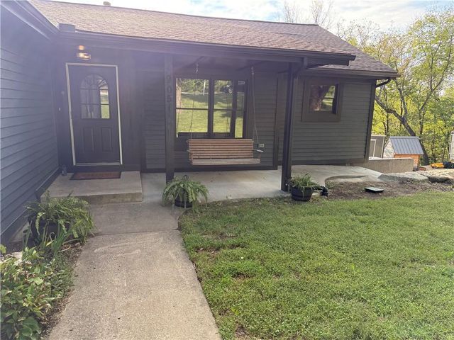 9051 HILLVIEW Drive, De Soto, KS 66018