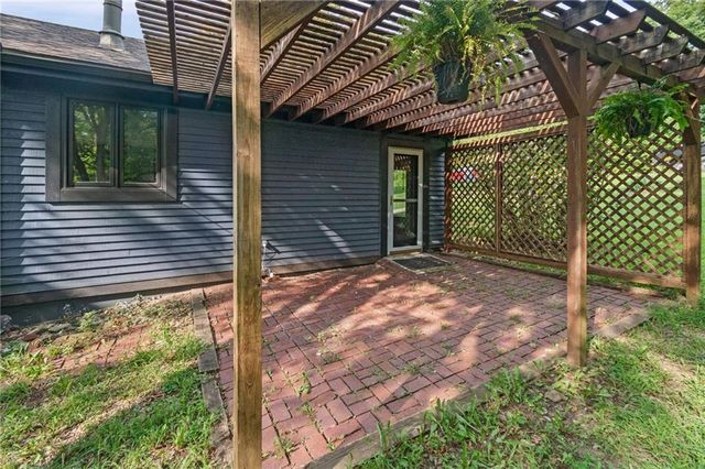 9051 HILLVIEW Drive, De Soto, KS 66018