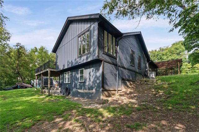 9051 HILLVIEW Drive, De Soto, KS 66018