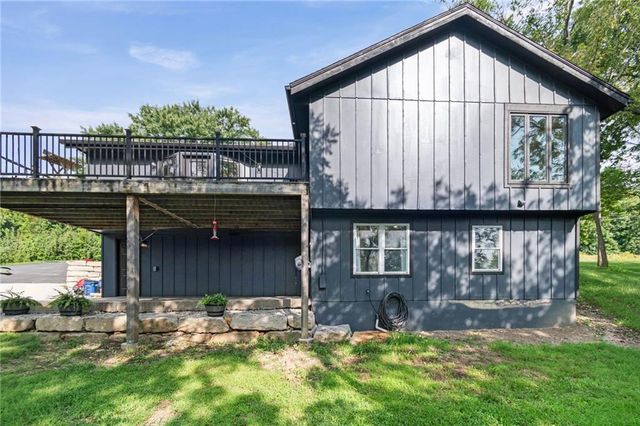 9051 HILLVIEW Drive, De Soto, KS 66018