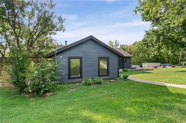 9051 HILLVIEW Drive, De Soto, KS 66018