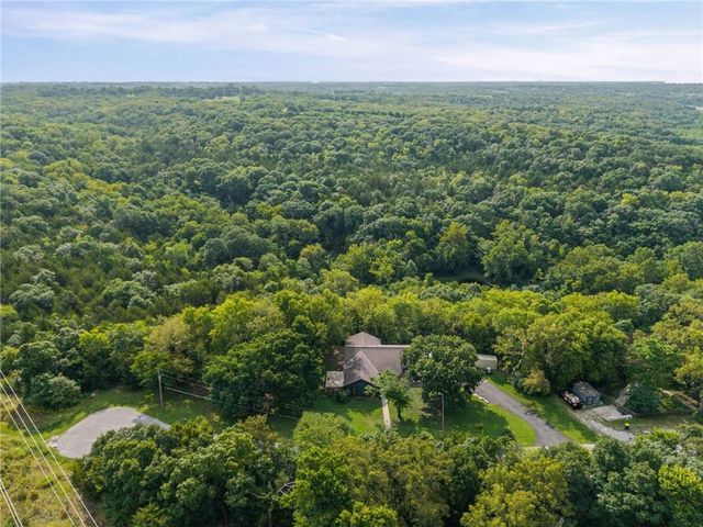 9051 HILLVIEW Drive, De Soto, KS 66018