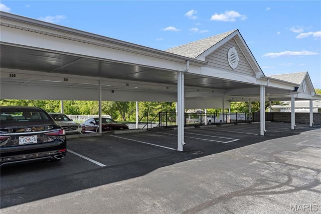 1 Monarch Trace Court 303, Chesterfield, MO 63017