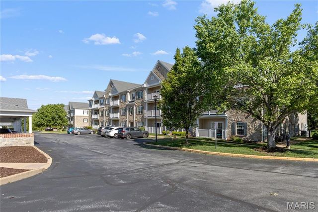 1 Monarch Trace Court 303, Chesterfield, MO 63017