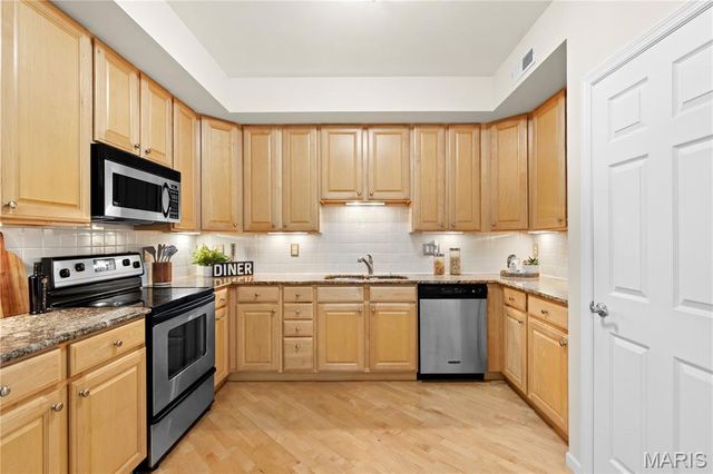 1 Monarch Trace Court 303, Chesterfield, MO 63017
