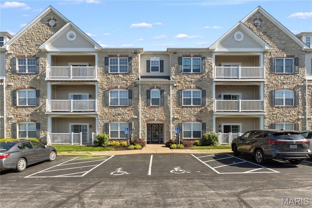 1 Monarch Trace Court 303, Chesterfield, MO 63017