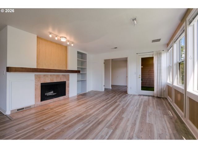 17027 Sw VERSAILLES Ln, Portland, OR 97224