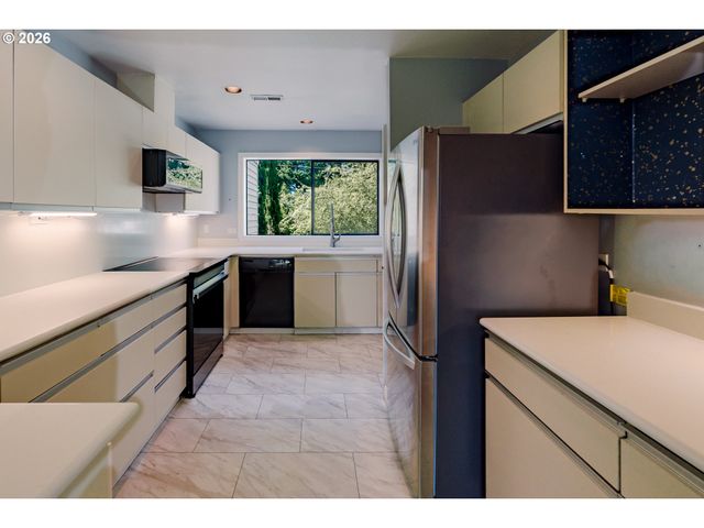 17027 Sw VERSAILLES Ln, Portland, OR 97224