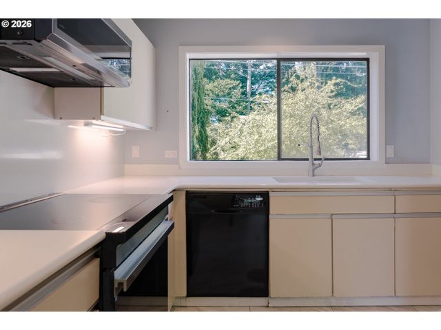 17027 Sw VERSAILLES Ln, Portland, OR 97224