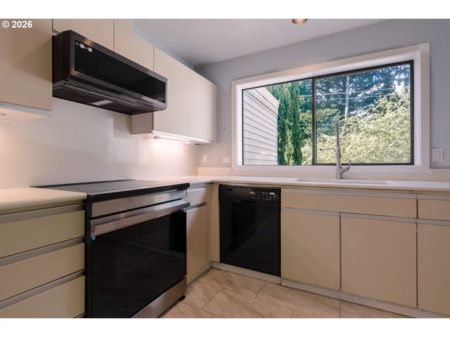 17027 Sw VERSAILLES Ln, Portland, OR 97224